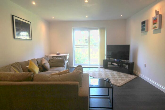 2 Bedroom Flat To Rent In Flat, Merchants Court, Bingley, West Yorkshire, BD16