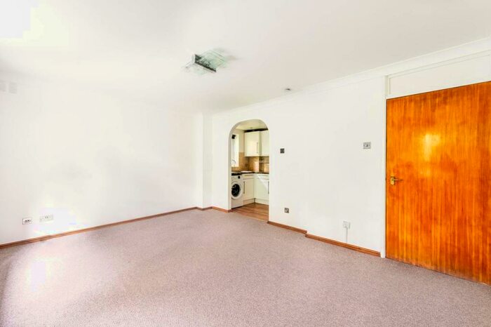 2 Bedroom Flat To Rent In Crystal Palace Parade, Crystal Palace, London, SE19