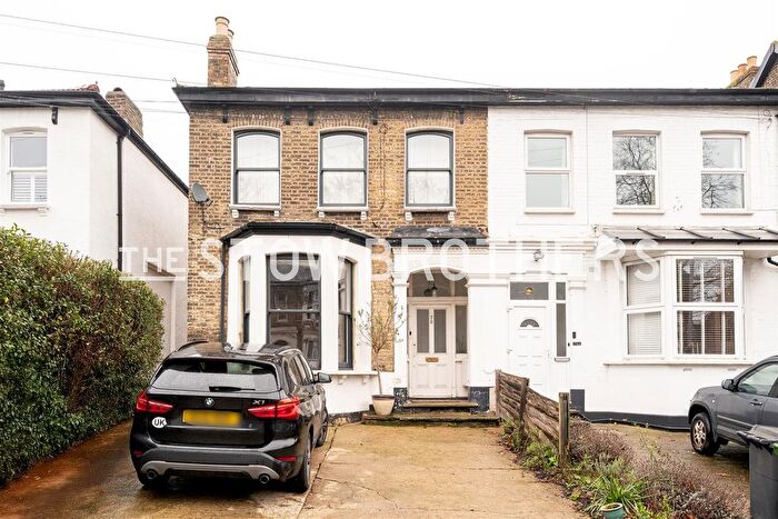 2 Bedroom Flat To Rent In Fairlop Road, Leytonstone, E11