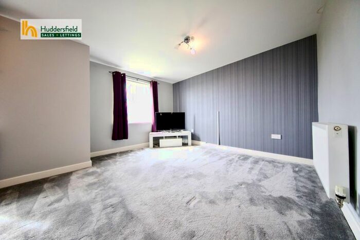 2 Bedroom Flat To Rent In Plover Road, Lindley, Huddersfield, HD3