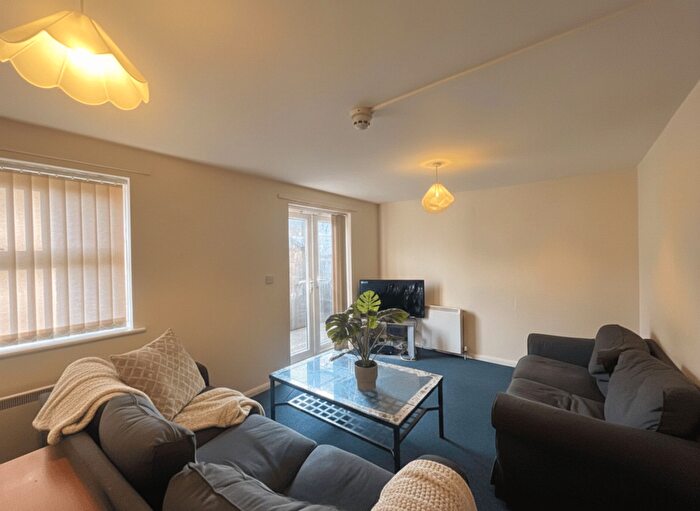 6 Bedroom Semi Detached House To Rent In City Road, Nottingham, NG7