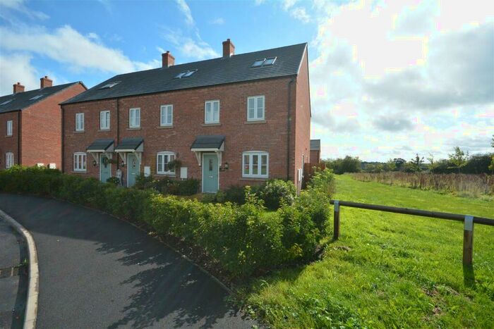 3 Bedroom Town House To Rent In Bluebell Way, Tutbury, Burton-On-Trent, DE13
