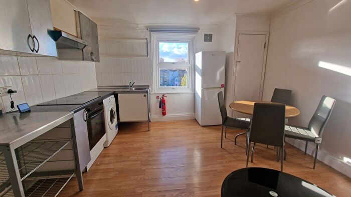 2 Bedroom Flat To Rent In Burdett Road (Top Floor Flat), Mile-End, E14
