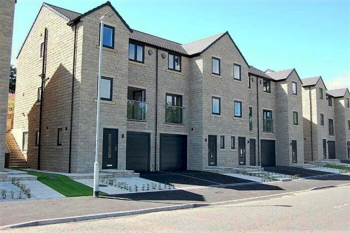 4 Bedroom Semi-Detached House To Rent In Lillands Lane, Brighouse, West Yorkshire, HD6