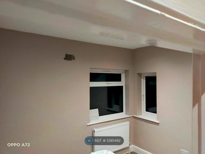 2 Bedroom Flat To Rent In The Grove, Upminster, RM14