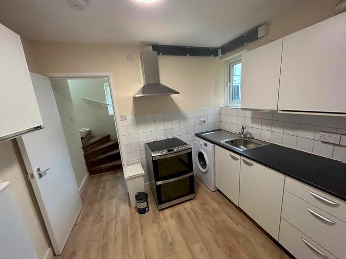 3 Bedroom Flat To Rent In High Street, Wealdstone, Harrow, HA3