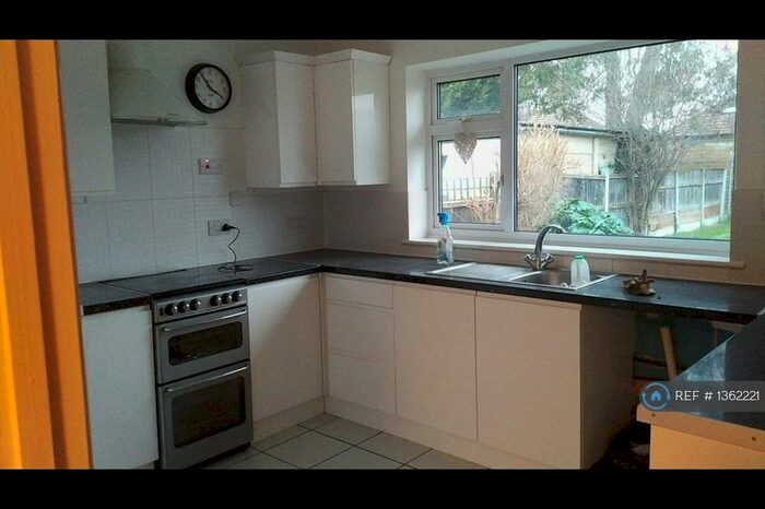 2 Bedroom Bungalow To Rent In Southend Road, Wickford, SS11