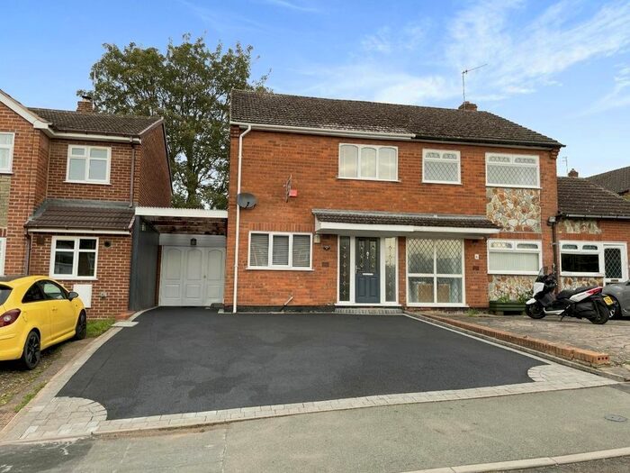 3 Bedroom Semi-Detached House To Rent In Newfield Drive, Kingswinford, DY6