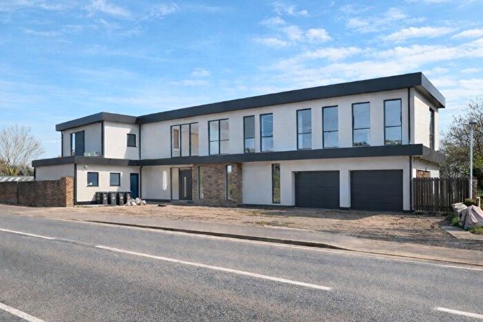 4 Bedroom Chalet For Sale In Crooked Mile, Waltham Abbey, Essex, EN9