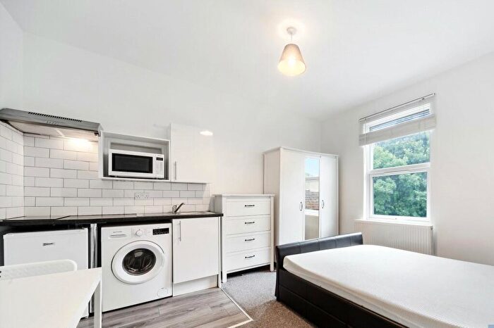 Apartment To Rent In Lancaster Road, Finsbury Park, London, N4