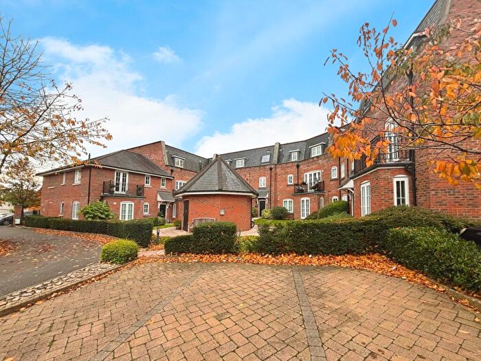 2 Bedroom Flat To Rent In Great North Road, Hatfield, AL9