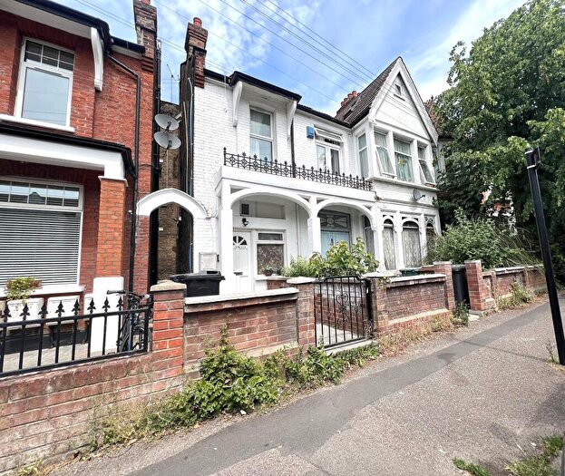 1 Bedroom Flat To Rent In Lyndhurst Drive, Leyton, E10