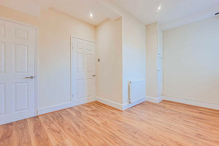 1 Bedroom Apartment For Sale In Bournemouth Park Road, Southend-on-sea, SS2