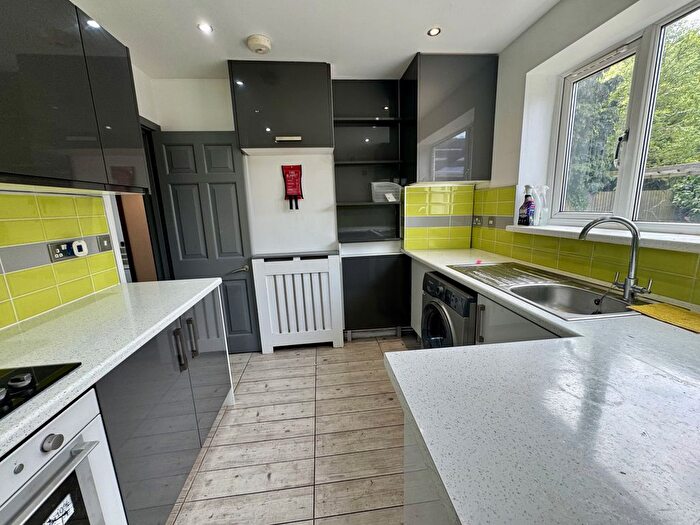 2 Bedroom Flat To Rent In Beechwood Gardens, Slough, SL1