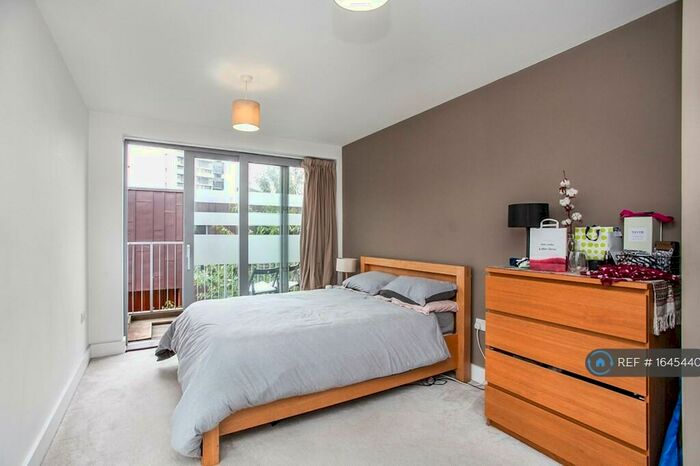 2 Bedroom Flat To Rent In Claremont Court, Bethnal Green, E2