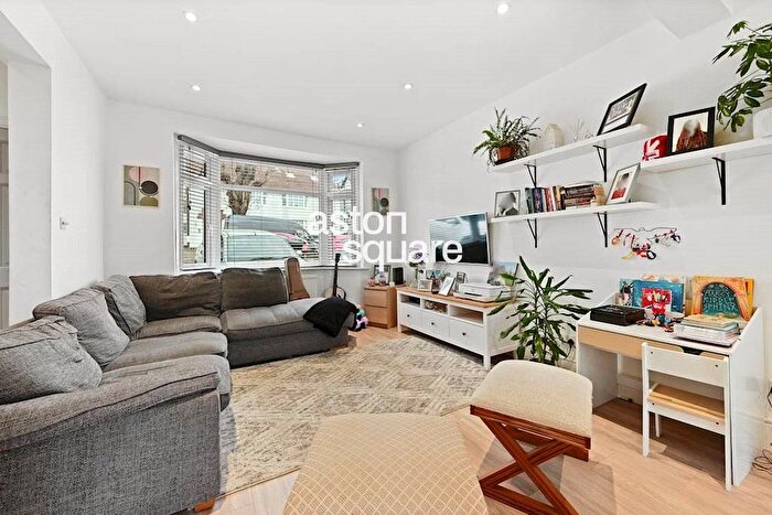 3 Bedroom Flat For Sale In Selborne Gardens, London, NW4