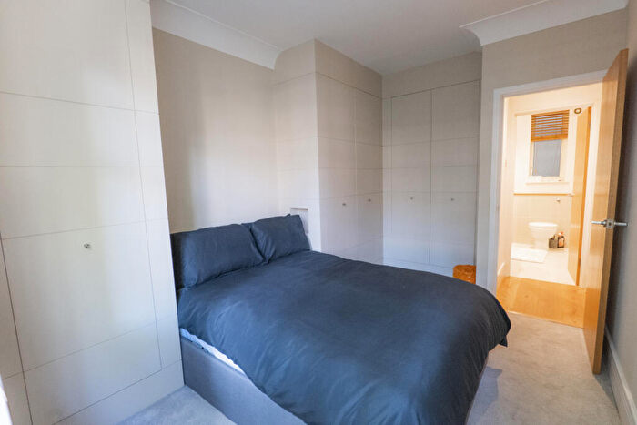 1 Bedroom Flat To Rent In Drayton Gardens, Chelsea, London, SW10