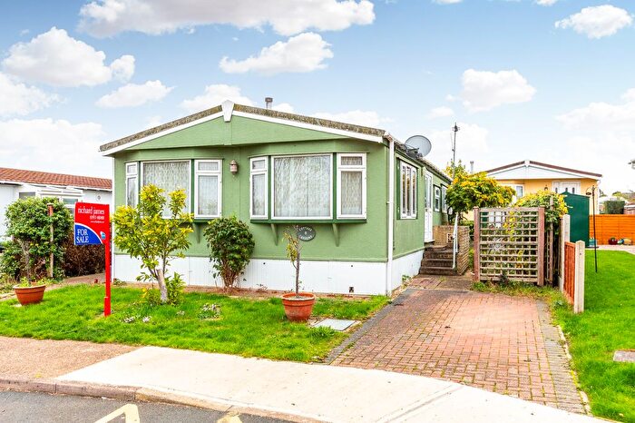 2 Bedroom Mobile/park Home For Sale In Bedford Road, Rushden, NN10