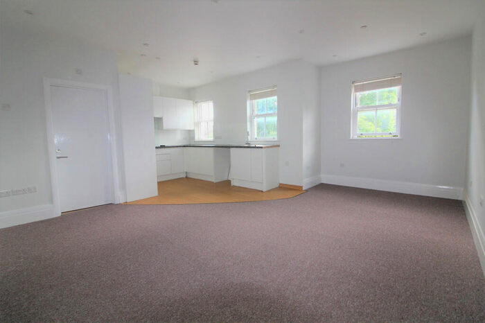 Flat To Rent In Station Road, Winchmore Hill, N21