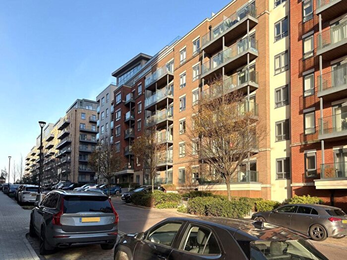 5 Bedroom Apartment To Rent In East Drive, London, NW9