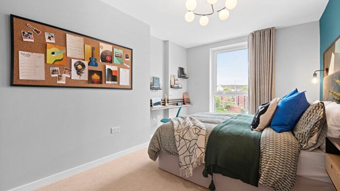 2 Bedroom Flat For Sale In Plumstead Road, London, SE18