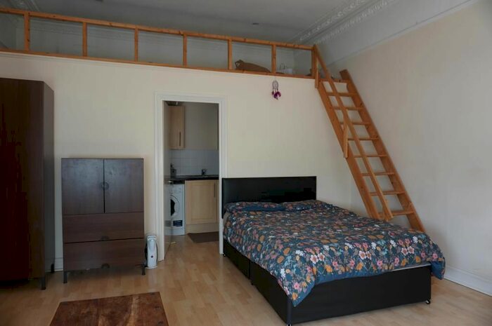 Studio To Rent In Lyndon House, Surbiton, KT5