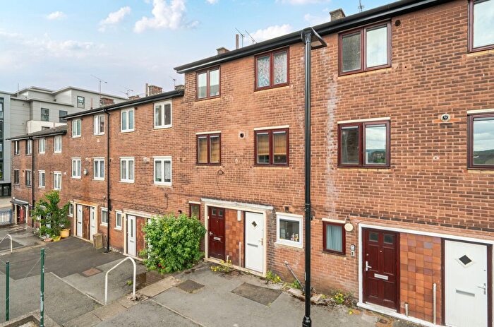 3 Bedroom Maisonette For Sale In St Georges Close, Sheffield, South Yorkshire, S3