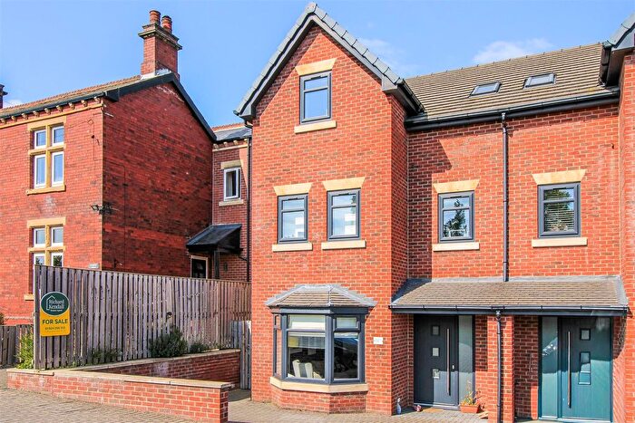 5 Bedroom Semi Detached House For Sale In Kingsway, Ossett, WF5