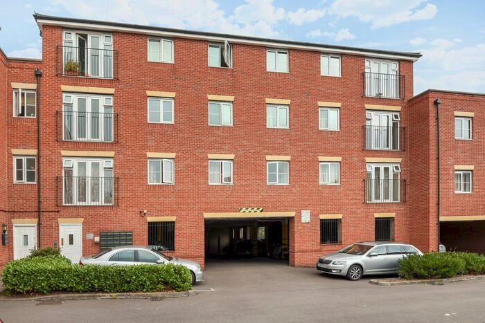 2 Bedroom Flat To Rent In Ellington Court, Headington, OX3