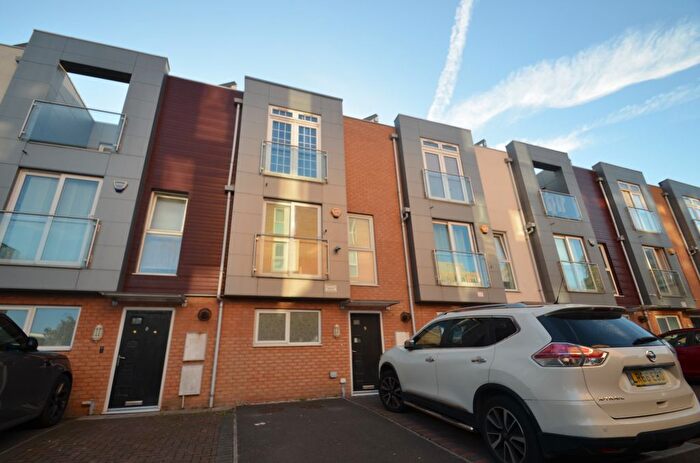 4 Bedroom Terraced House To Rent In Pontes Avenue, Hounslow, TW3