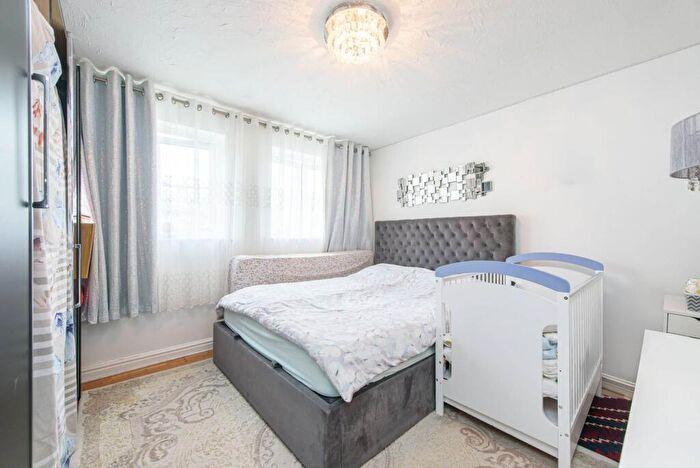 2 Bedroom Flat To Rent In Dover Close, Cricklewood, London, NW2