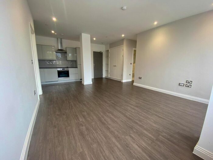 2 Bedroom Flat To Rent In Lichfield Road, Four Oaks, Sutton Coldfield, B74