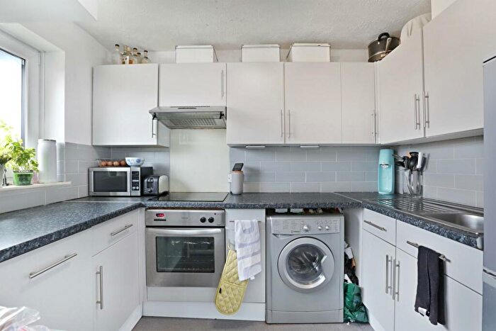 2 Bedroom Flat For Sale In Granville Square, London, SE15