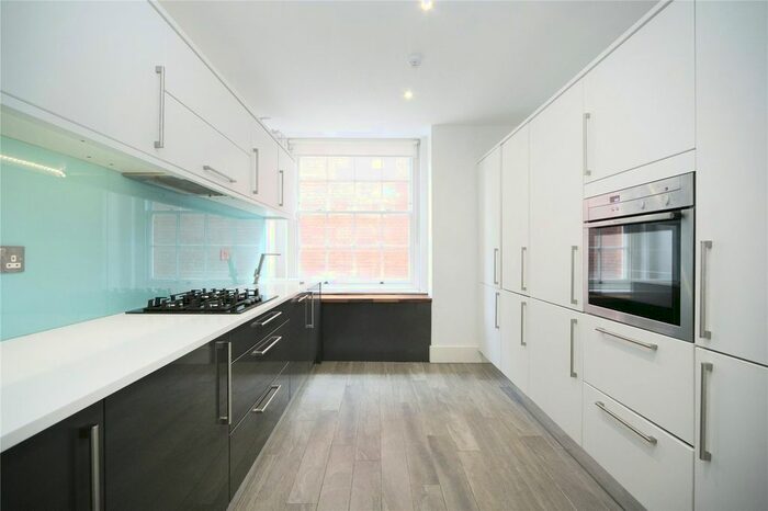 3 Bedroom Flat To Rent In Exmouth Market, Clerkenwell, London, EC1R