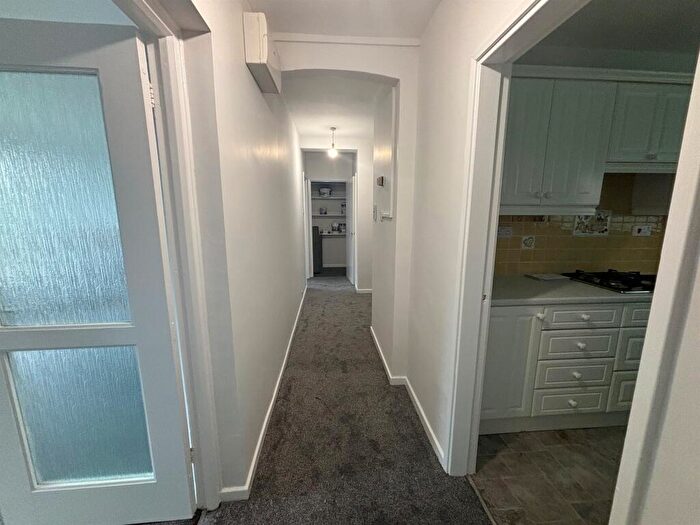 2 Bedroom Flat For Sale In Four Oaks Road, Sutton Coldfield, B74