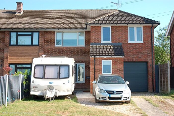 3 Bedroom Semi-Detached House For Sale In New Road, Broomfield, Chelmsford, CM1
