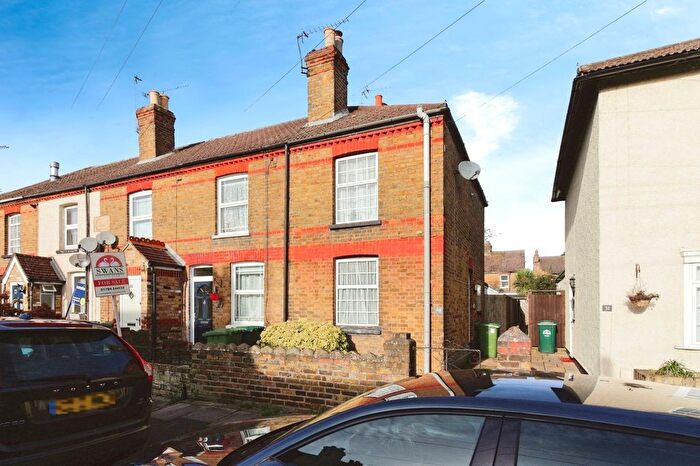 3 Bedroom End Terrace House For Sale In Farnell Road, Staines-Upon-Thames, Surrey, TW18