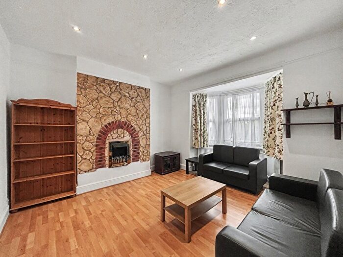 1 Bedroom Flat To Rent In First Floor Flat, Essex Park, Finchley, London, N3