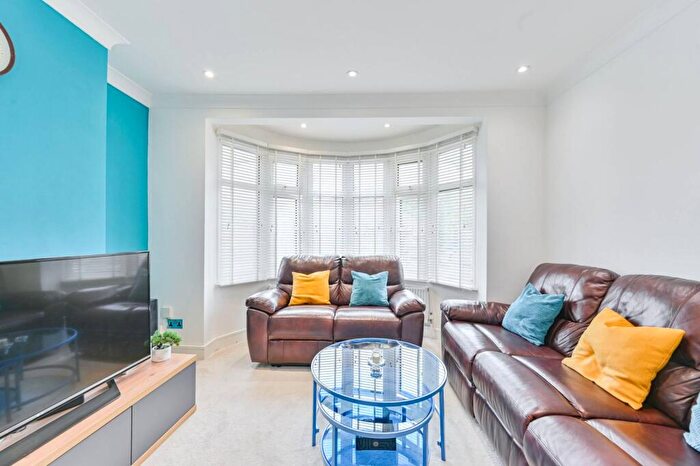 2 Bedroom Maisonette For Sale In Braemar Avenue, Neasden, London, NW10