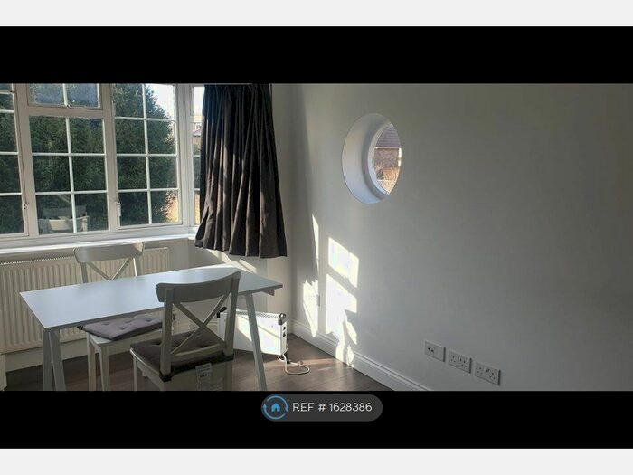 2 Bedroom Flat To Rent In The Common, London, W5