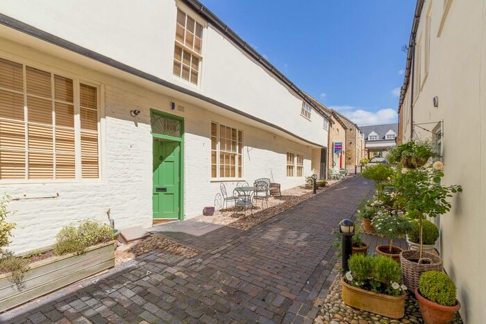 2 Bedroom Flat To Rent In White Hart Mews, Chipping Norton, Oxfordshire OX7