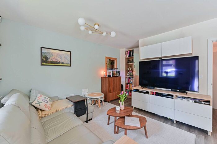 3 Bedroom Flat For Sale In Plum Mews, Tooting Bec, London, SW17