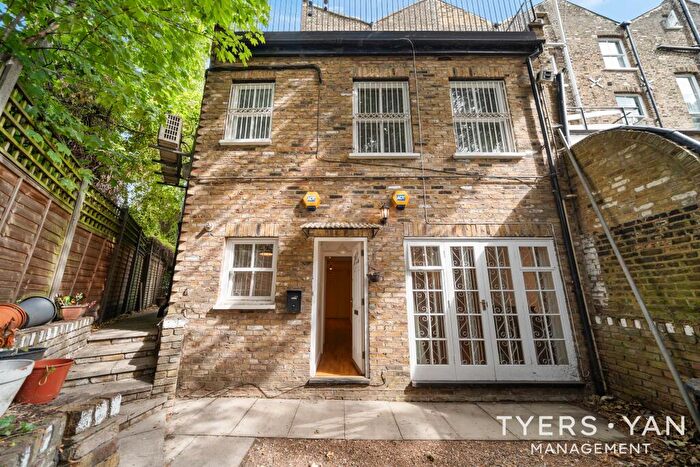 2 Bedroom Apartment For Sale In Wallace Road, London, N1