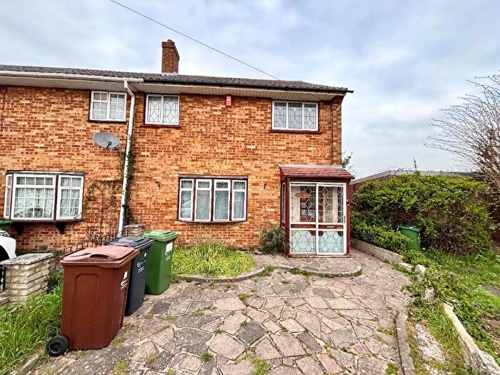 3 Bedroom End Of Terrace House To Rent In Roosevelt Way, Dagenham, London, RM10