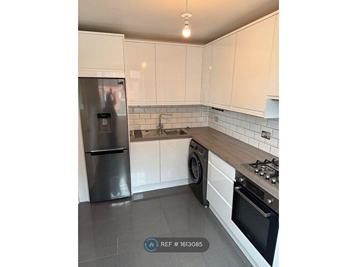 2 Bedroom Flat To Rent In Walmsley House, London, SW16