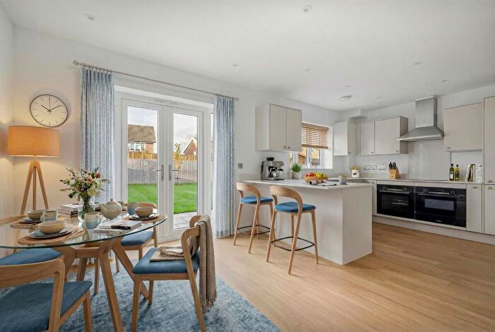 3 Bedroom Link Detached House For Sale In The Meadow, Swallowfield, RG7