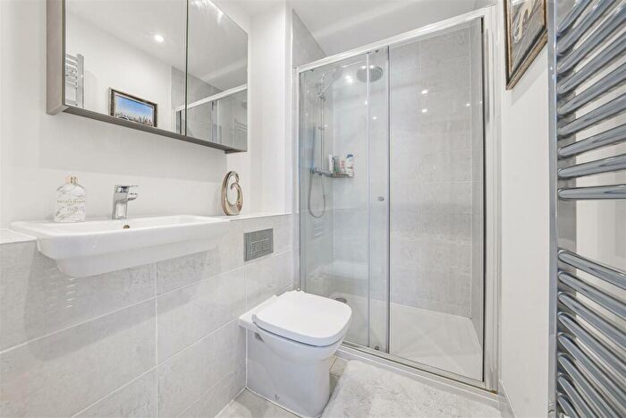 2 Bedroom Flat For Sale In Garrett Crescent, Ottershaw, KT16