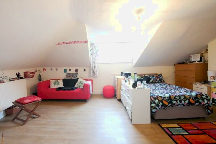 Studio To Rent In Newington Green Road, London, N1