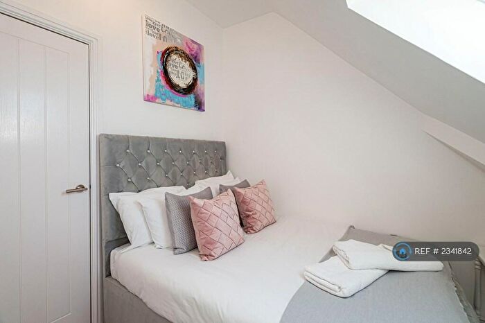 2 Bedroom Flat To Rent In Approach Road, Poole, BH14