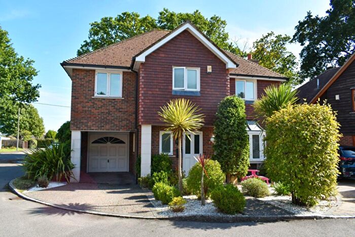 4 Bedroom Detached House For Sale In The Ostlers, Hordle, Lymington, SO41